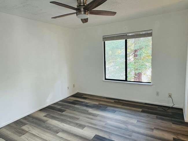 Building Photo - 2 Bedroom Hercules Condo