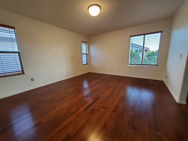 Building Photo - Wonderful 3 Bedroom 2.5 Bath Home in the h...