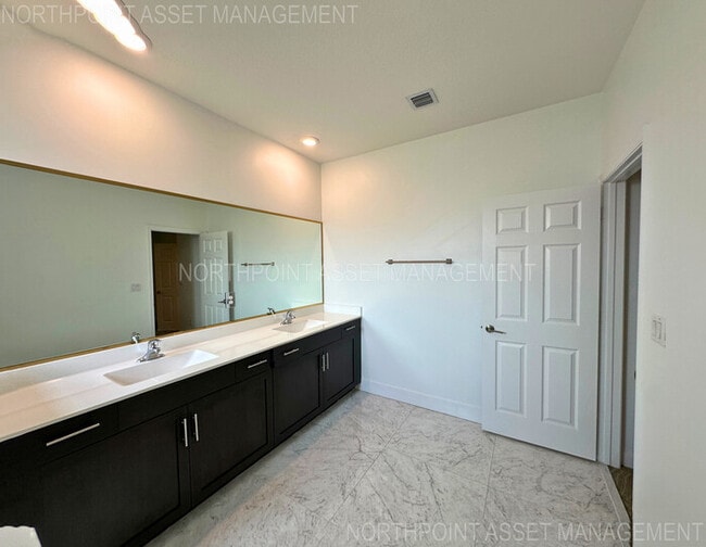Building Photo - Stylish 3-Bedroom Home with Pool, Garage &...