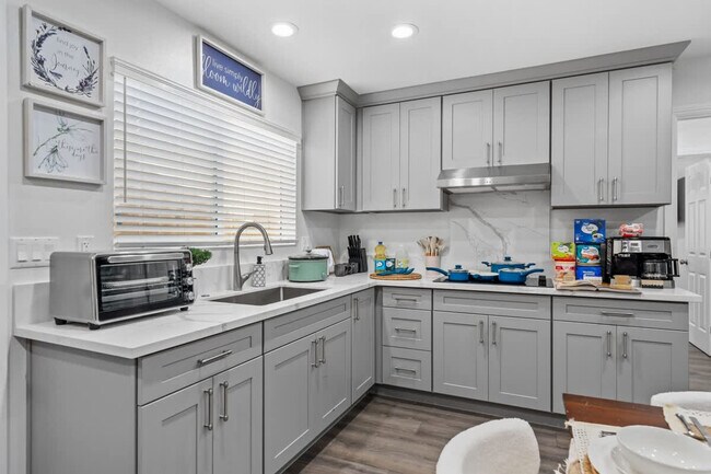 Building Photo - 10983 Parkdale Ave