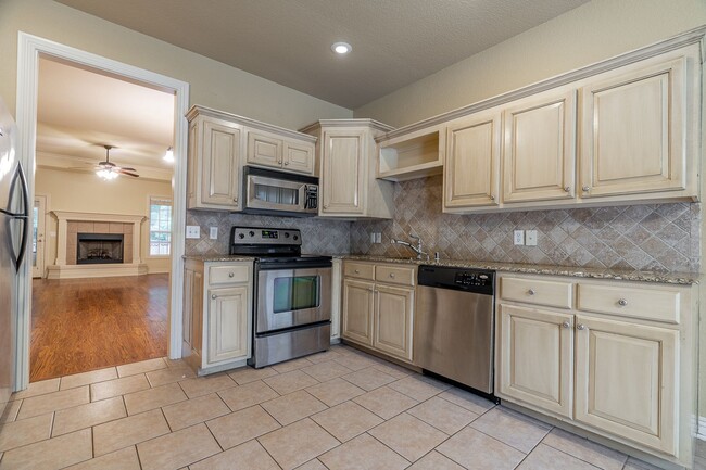 Building Photo - Beautiful & spacious 4 Bedroom condo w/fen...