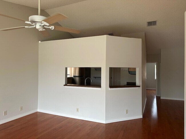 Building Photo - 21 Via de Casas Sur Via