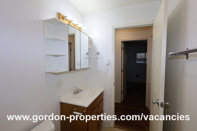 Building Photo - SE Green Vista Dr - Milwaukie 2 bedroom du...