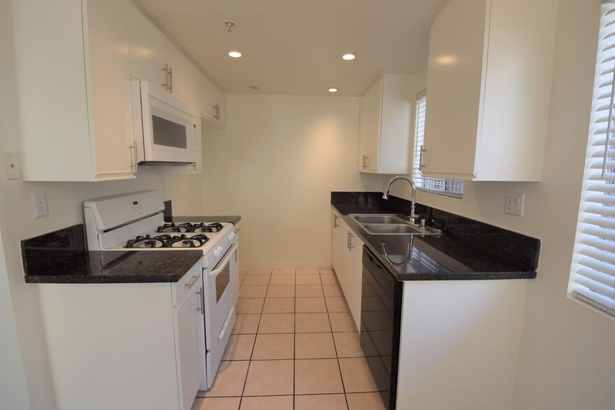 Building Photo - 5002 Tujunga Ave