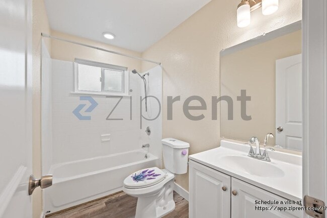 Building Photo - 523 Page St