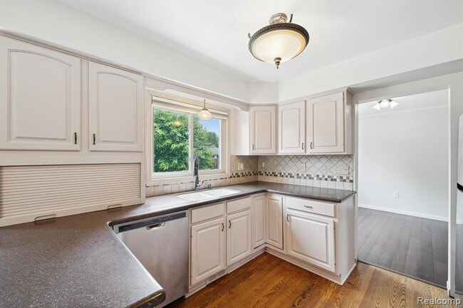 Building Photo - 7302 Parkway Ct