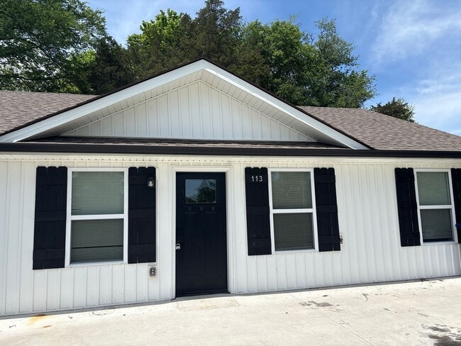 Building Photo - Spacious Duplex with Fence-In Back Yard....