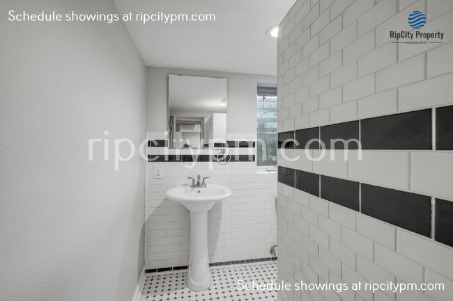 Building Photo - 2521 SE 64th Ave