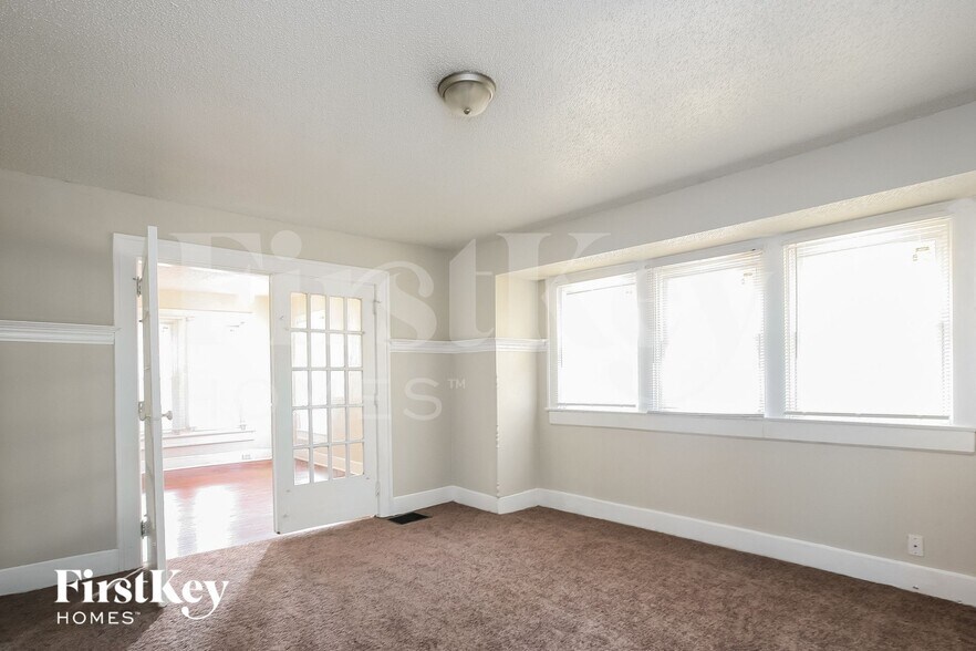 Building Photo - 626 E 25th St