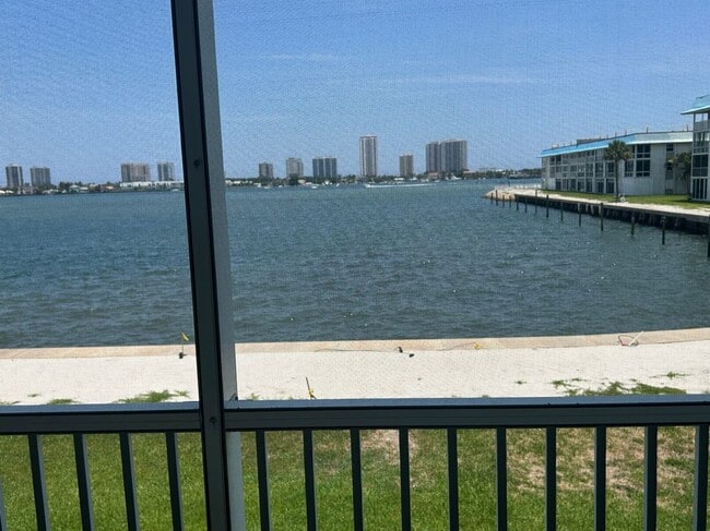 Building Photo - 2936 Lake Shore Dr
