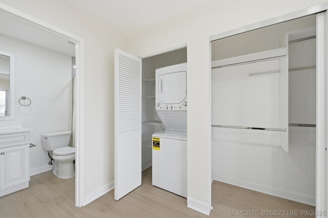 Building Photo - 670 Monaco Ct