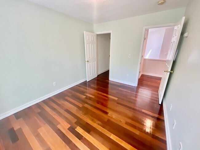 Building Photo - Stylish Bull Mountain Home – 3 Bed, 2.5 Ba...