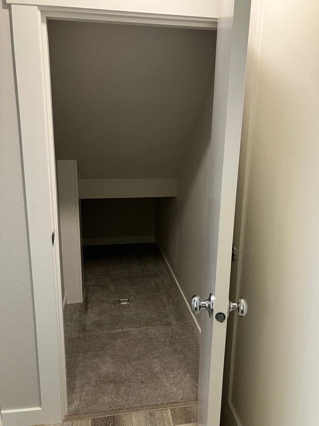 Building Photo - Large Three Bedroom Home in Sustainable South Salem Community