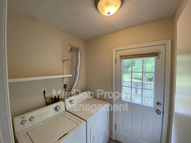 Building Photo - 104 Waverly Dr