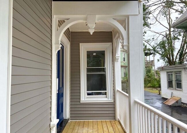 Building Photo - 13 Schuyler St