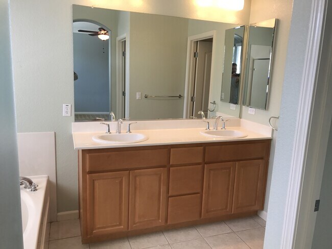Building Photo - Beautiful Single Story, 3 Bedroom 2 Bath B...