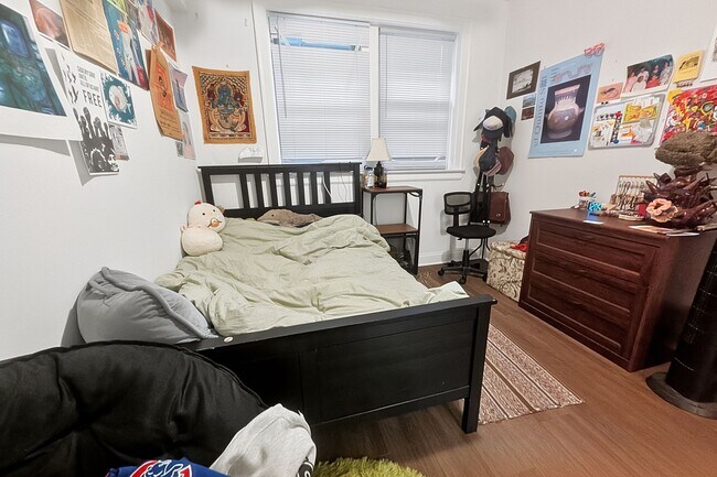 Building Photo - Newly Renovated 1 BR in Loyola on Lovely Quiet Block