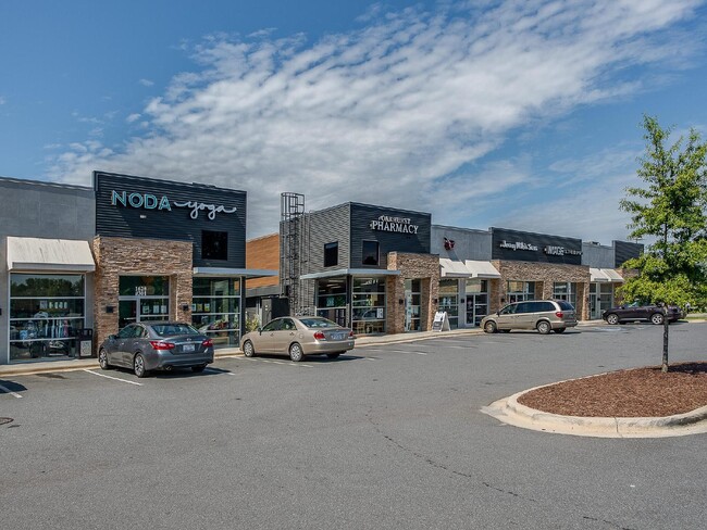 Building Photo - End unit townhome just minutes from uptown!!