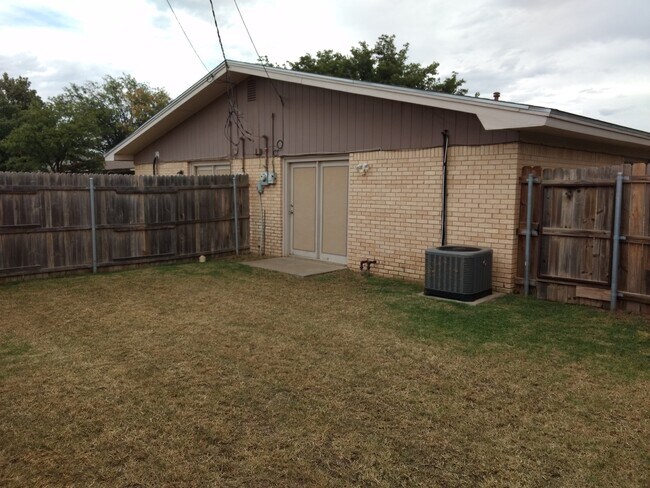 Building Photo - Updated and clean in quiet neighborhood.