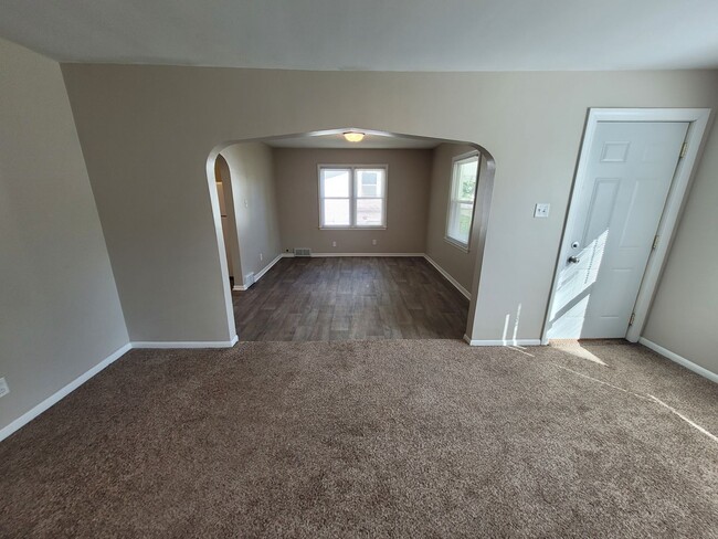 Building Photo - Two Bedroom with rear sun room bonus room,...