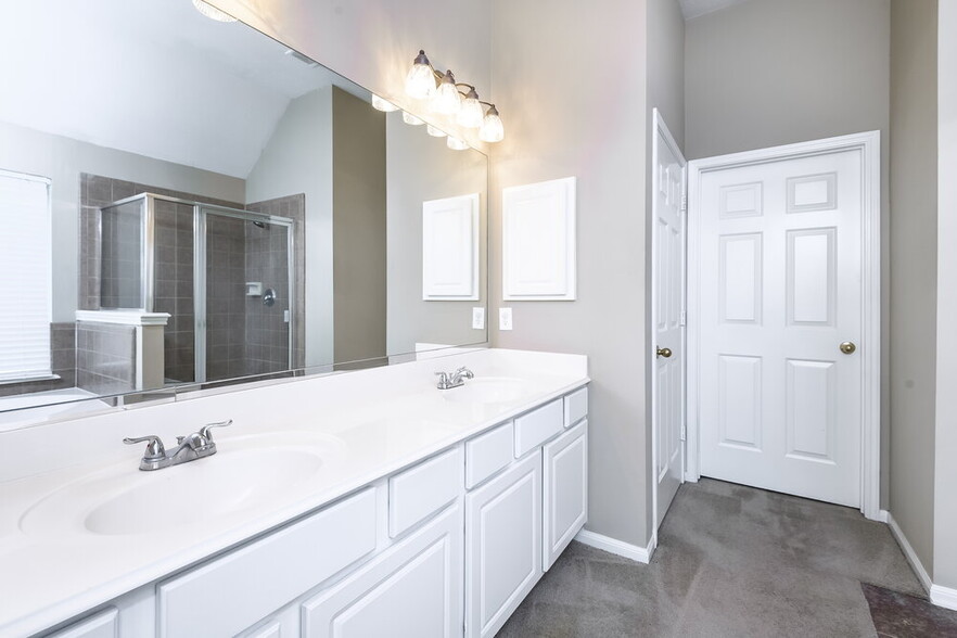 Building Photo - 3951 Eastland Lake Dr