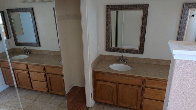 Building Photo - 321 Falcon Ct