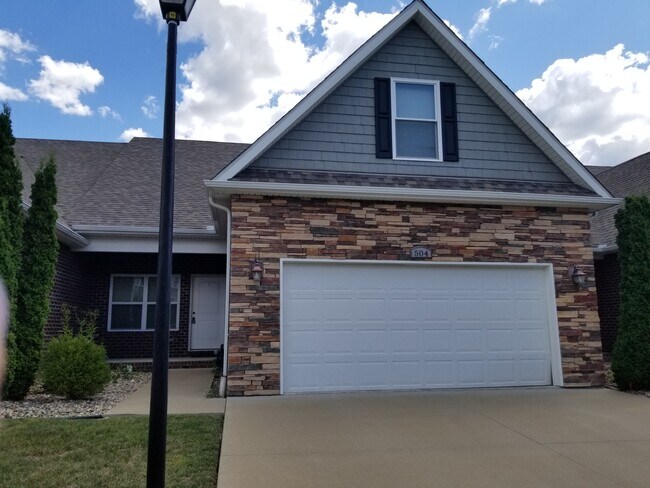 Building Photo - 504 Persimmon Ln