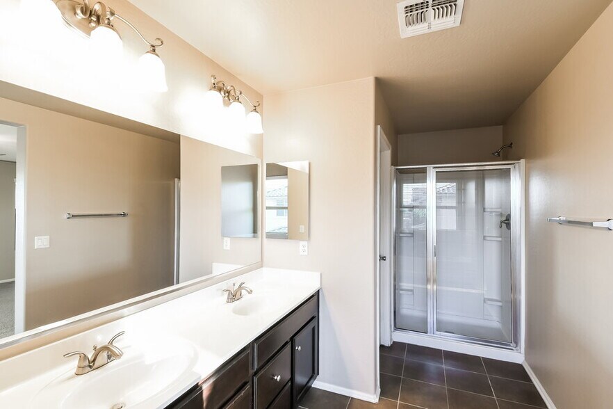 Building Photo - 923 S Pheasant Dr