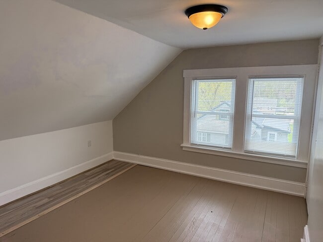 Building Photo - 926 W Water St