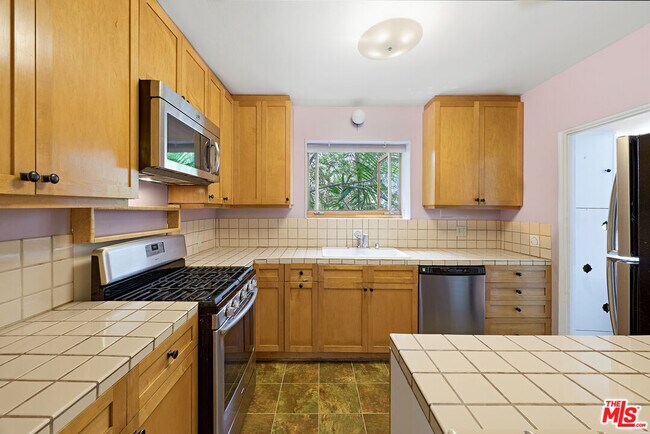 Building Photo - 820 Crestmoore Pl
