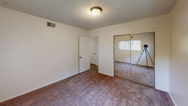 Building Photo - Beautiful 3 bedroom 2 bath Home