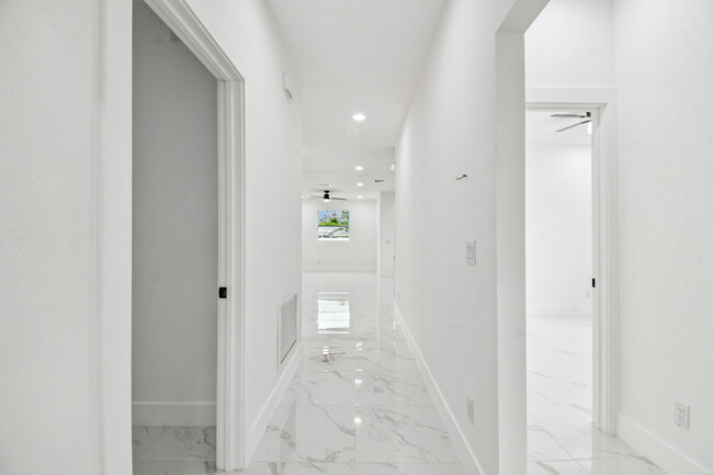 Building Photo - 1403 W 9th St