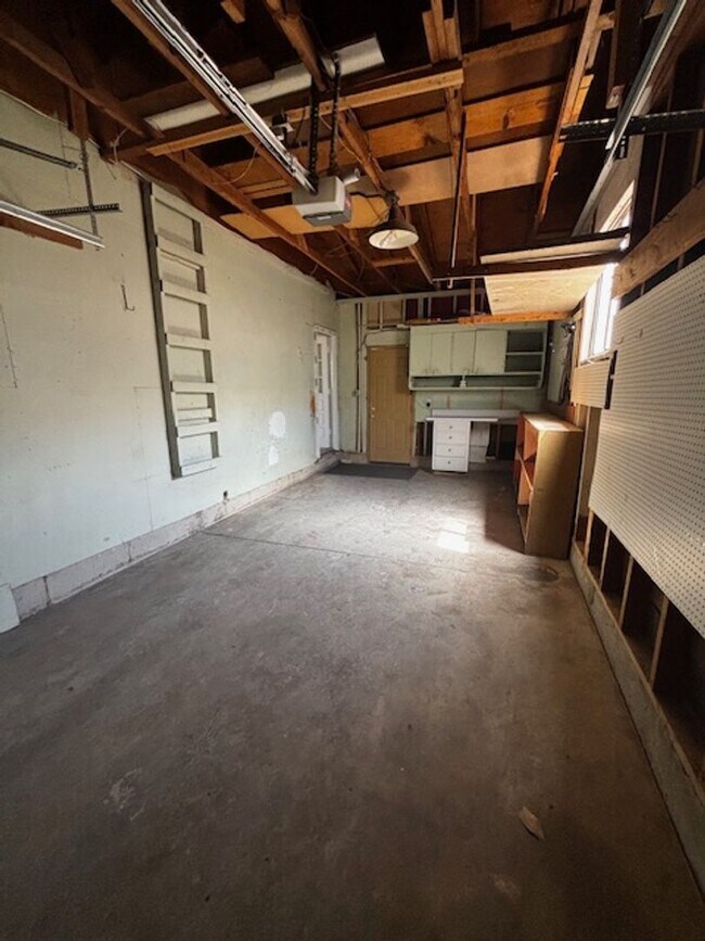 Building Photo - 4 Bedroom 2 Bath Single Family Home In South Cheyenne