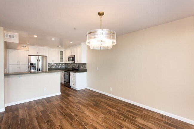 Building Photo - Stunning Bay View Condo in Bankers Hill