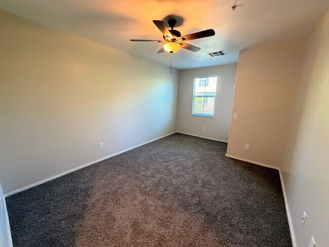 Building Photo - Spacious 3 Bedroom, 2.5 Bath Phoenix Townhome with *New Floors*