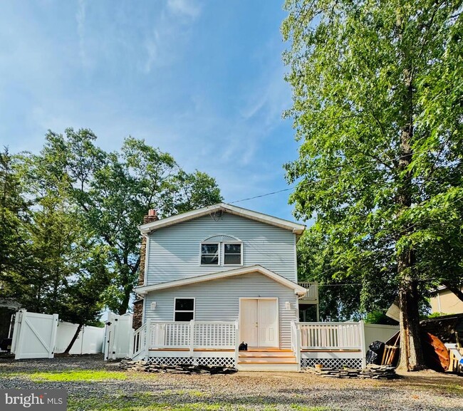 Building Photo - 3614 Lakeside Dr