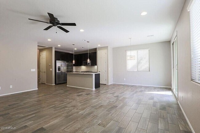 Building Photo - Stunning 3 bedroom plus Den with 2.5 bathrooms. Come, show & rent today!!!  End property!!!  Good...