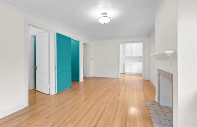 Building Photo - Charming Goose Hollow Condo – Hardwood Flo...