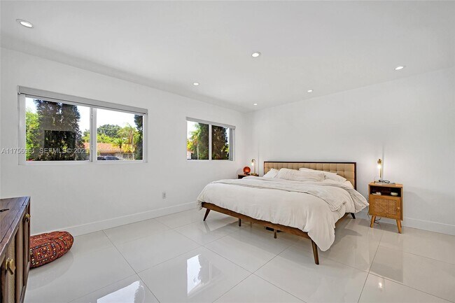 Building Photo - 2120 NE 204th St