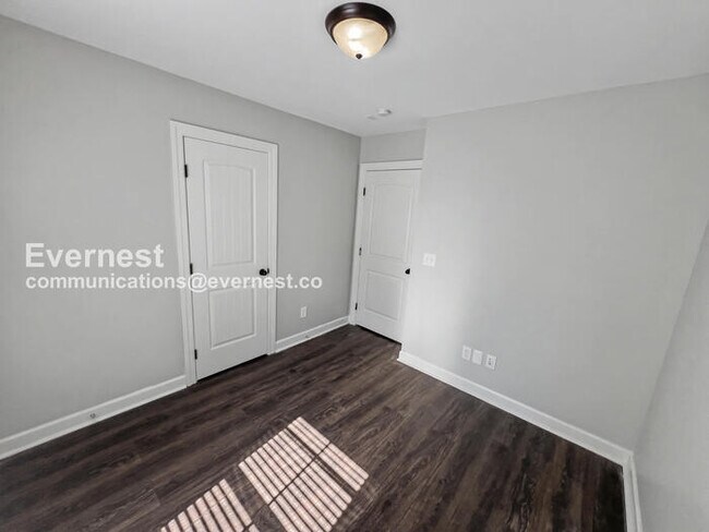 Building Photo - 3 Bed, 2 Bath Home with Fenced Yard & Garage / Pet-Friendly / Available Now!