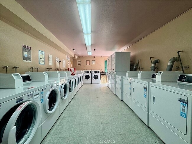 Building Photo - 450 E 4th St