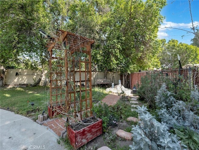 Building Photo - 10918 Reseda Blvd