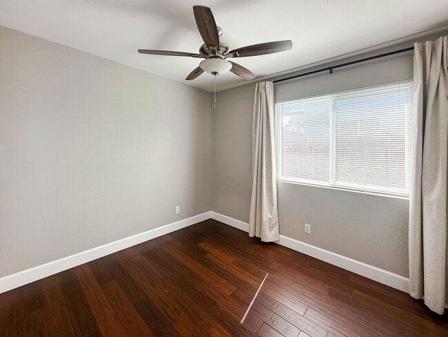 Building Photo - Newly Remodeled 3B 2BA Home w/ Putting Gre...