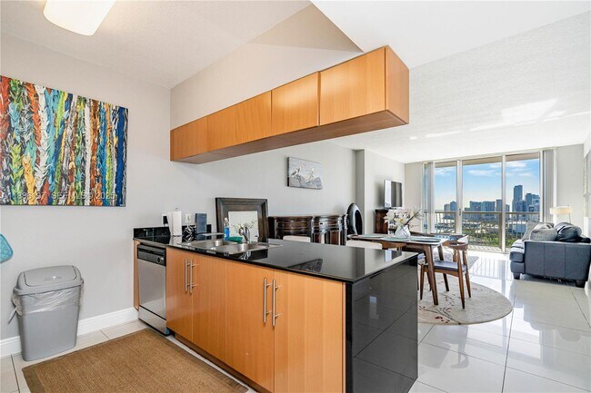 Building Photo - 1750 N Bayshore Dr