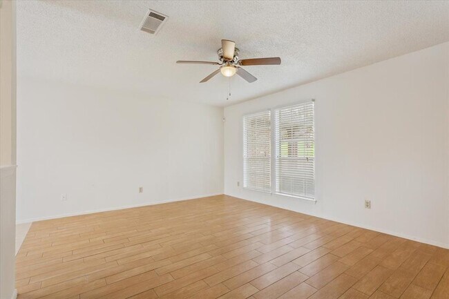 Building Photo - 1015 E Yager Ln