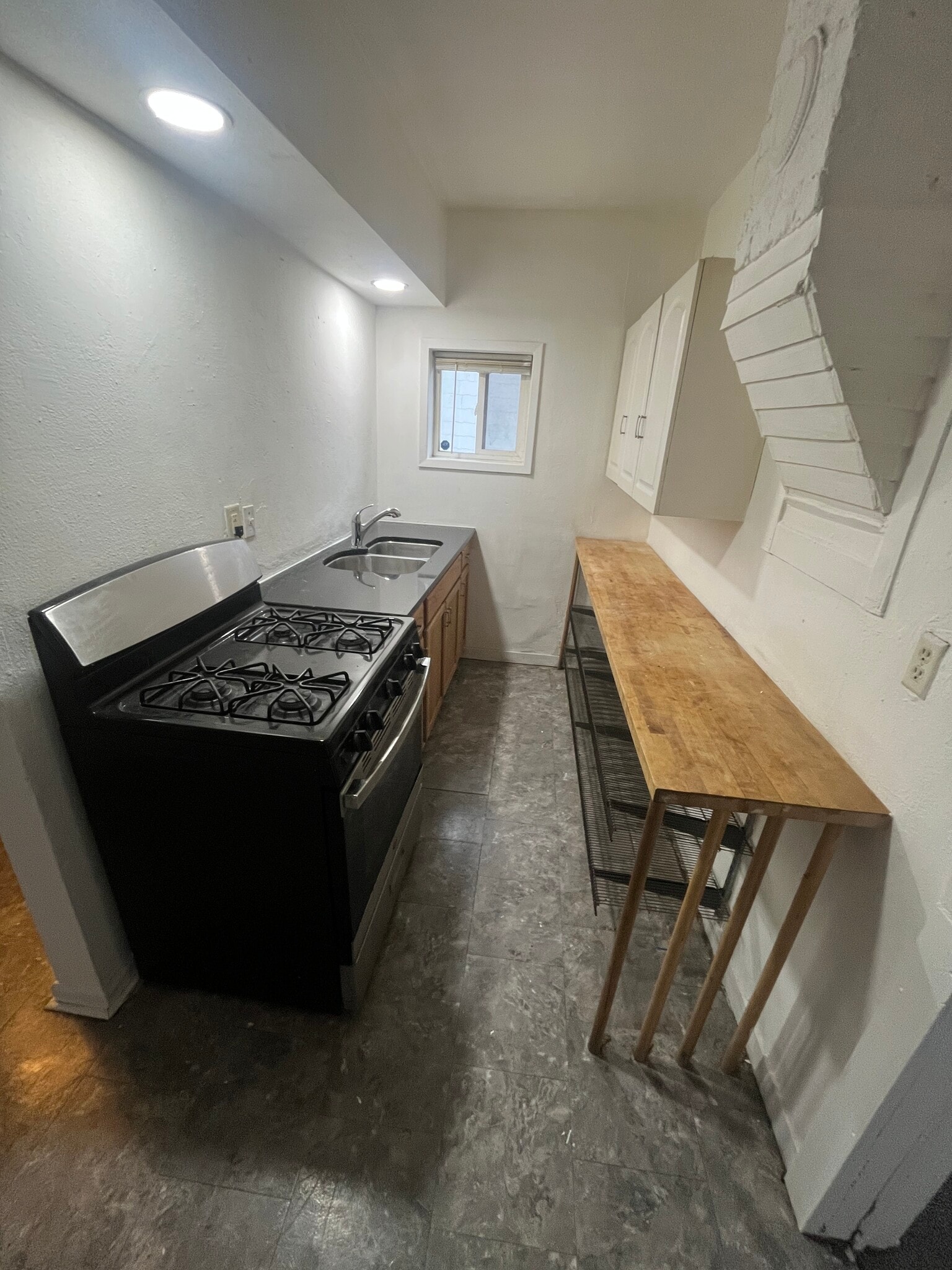 Building Photo - 690 York Ave