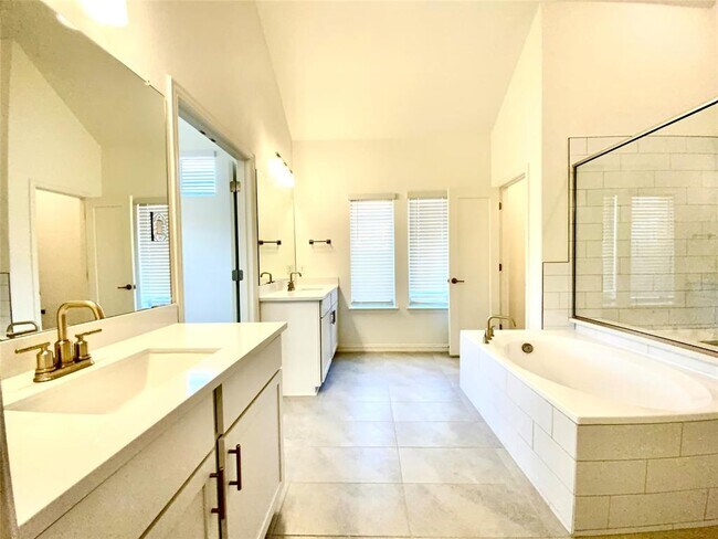 Building Photo - 247 Du Bois Ln