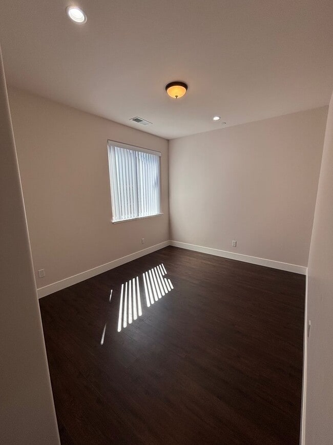 Building Photo - Single Level 3 Bedroom 2 Bathroom Coffey P...