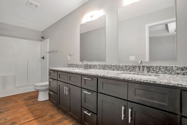 Building Photo - Like New 3-bedroom 2.5 bath Duplex in Gent...