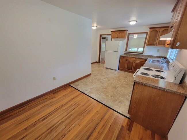 Building Photo - 1526 Highland Dr